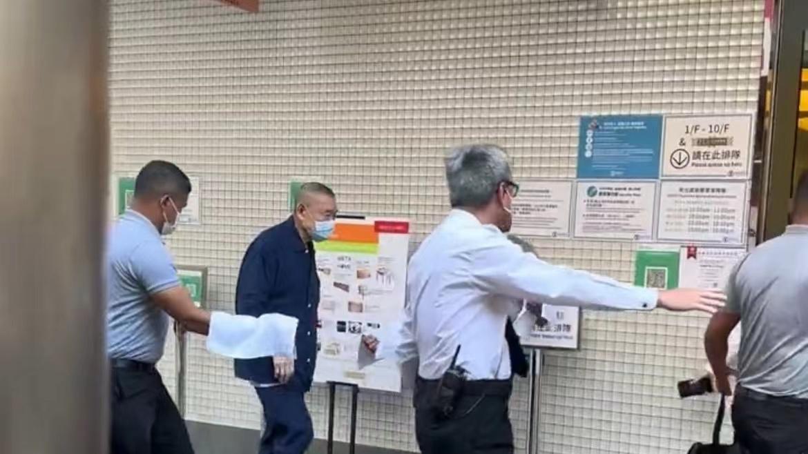 刘銮雄|71岁刘銮雄现身香港街头！弯腰驼背头发稀疏，4名保镖左右护航