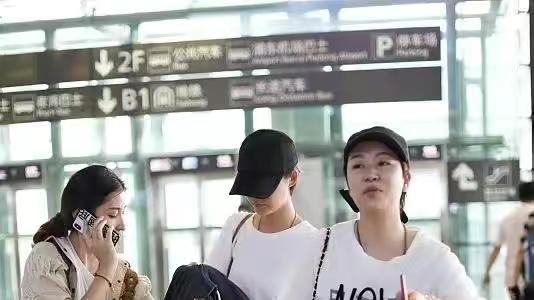 车晓|车晓纤瘦身材暴露大骨架，简单的黑白配没有明星范，太瘦影响气质