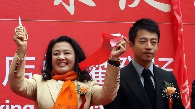 带货|紧跟热点！杜新枝拍视频带货卤蛋，称自己很欣赏张兰坚定的性格