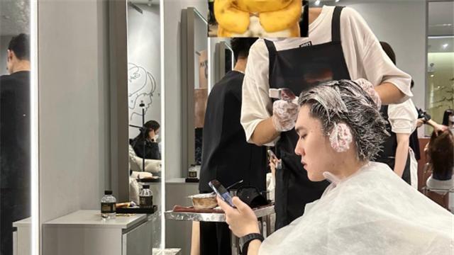 |难怪JKL女朋友只敢发侧脸照，红发正脸一出：直接成了红糖馒头