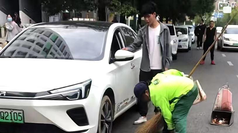 男子从车窗扔垃圾，环卫工捡起扔回去并怒骂，网友：骂得好