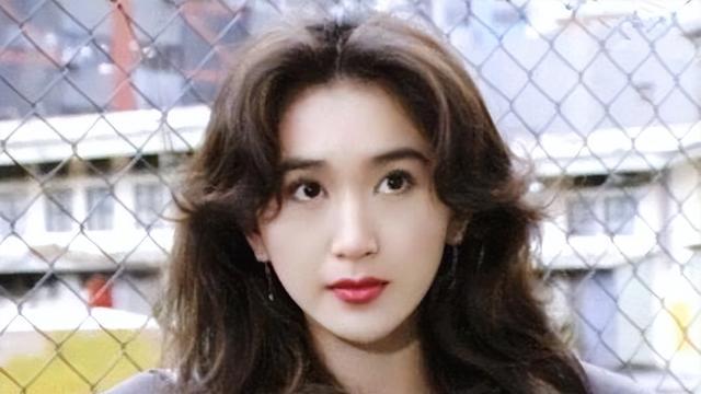 温碧霞|56岁温碧霞穿公主裙T台走秀，被吐槽含胸驼背