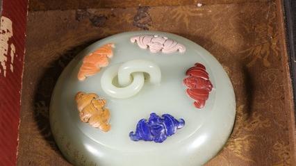 宝石|清乾隆 和田玉描金诗文嵌宝石「五福纹」盖盒。