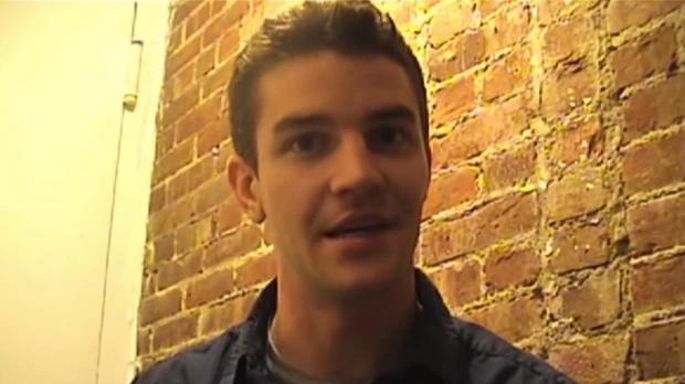 美国男子家里老是丢东西，半夜查看，发现柜子里藏着一个女子