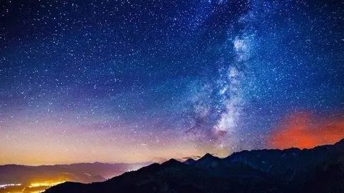 我们看到的太阳光是百万年前产生的吗？