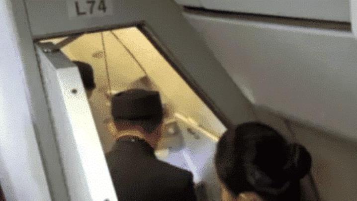 飞机上的“空妓”: 空姐跟乘客卫生间做交易, 两年时间挣了560万人民币