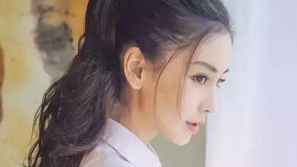 明星 别再披着头发了，太热！4款“明星扎发”快学起来，清凉又时髦