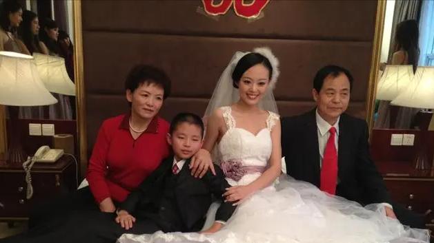 拒绝治癌舍命产子，孩子百岁宴当天，邱园园没等到见丈夫最后一面