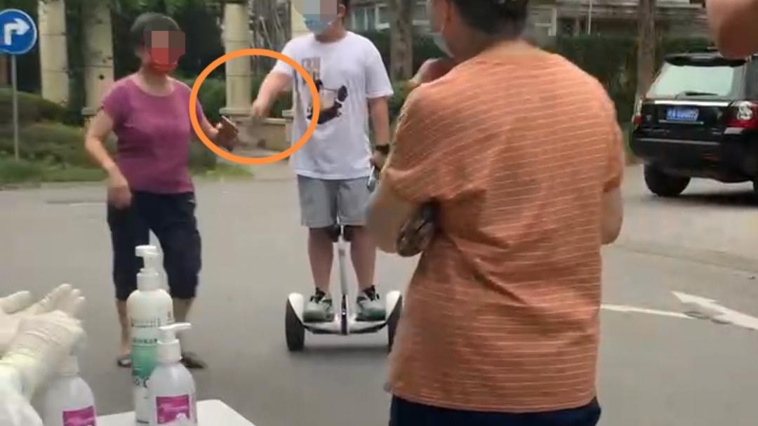 上海10岁男孩持菜刀要砍人，摔家长手机，掌掴长辈，家长呵护有加