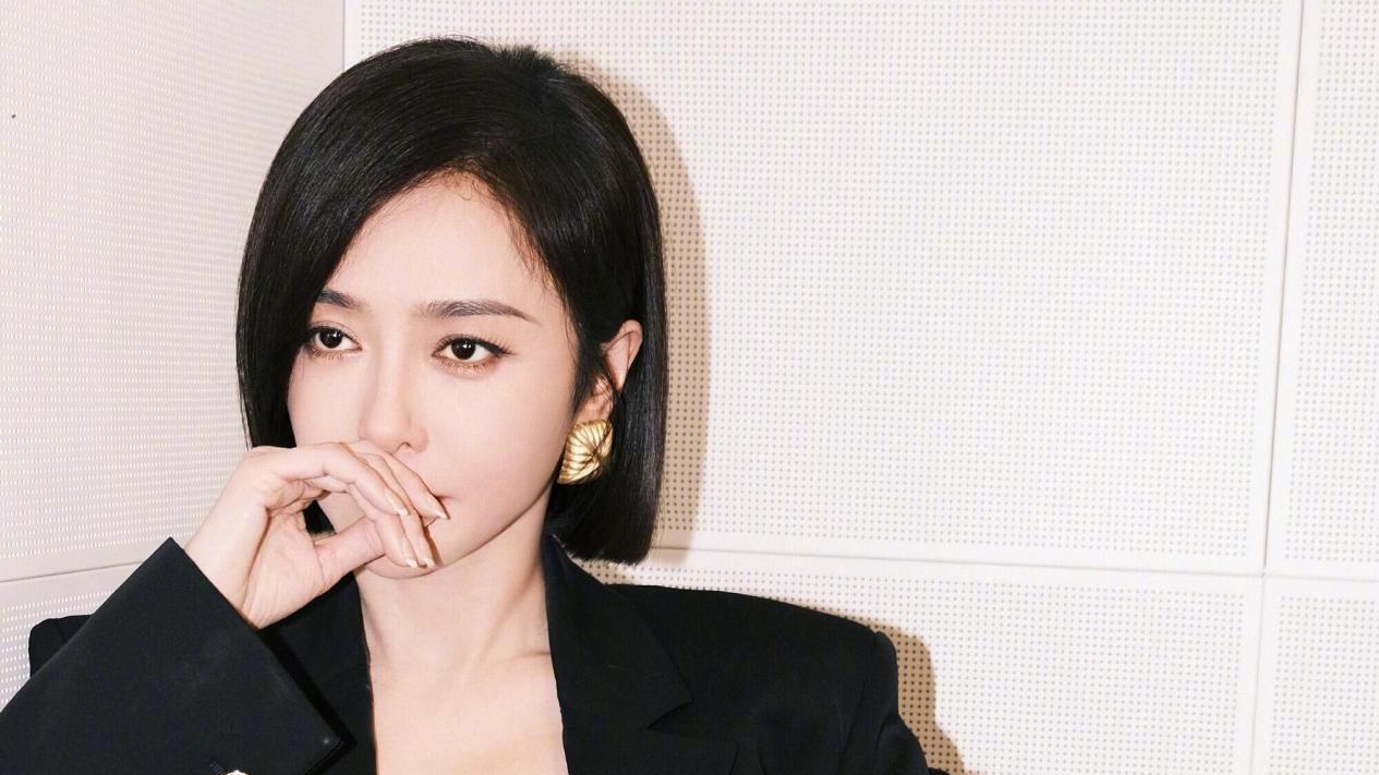 秦岚|秦岚的“比例”被低估了，连“一分裙”也能驾驭，真不简单