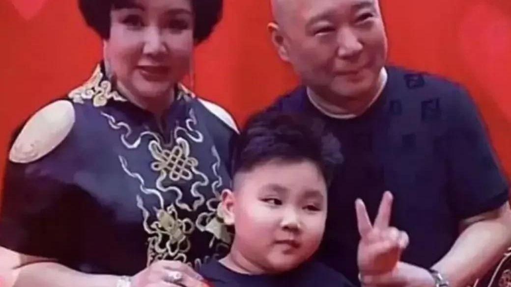 郭汾阳|郭德纲开始培养郭汾阳了，和王慧外出游玩，小小年纪就自己拿烤肠