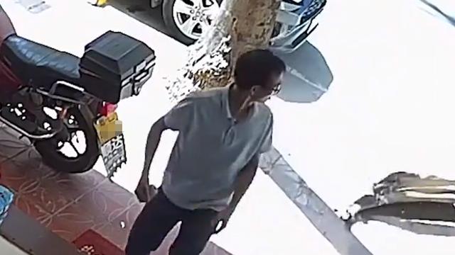 广东一女子看店被一声巨响吓坏，以为是高空抛物，定睛一看是树叶