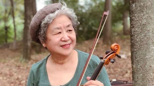 穿衣搭配 真正能优雅到老的女人：不化浓妆，不染白发，穿衣不扮嫩也不显老