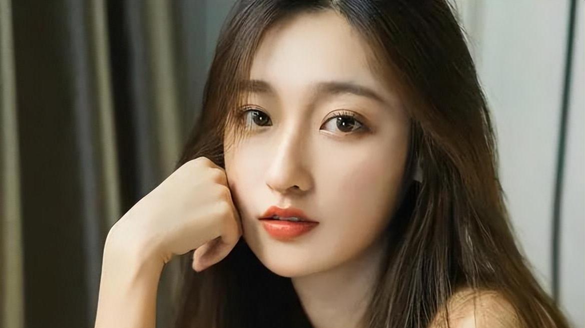 故事：女子独自走在小巷，遭到醉酒男子尾随，女子直接被按倒在地