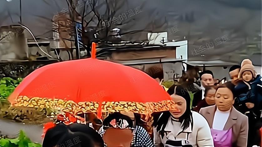 新娘用牛车将上门女婿拖回家，男子脸都黑了，以后要当牛做马？