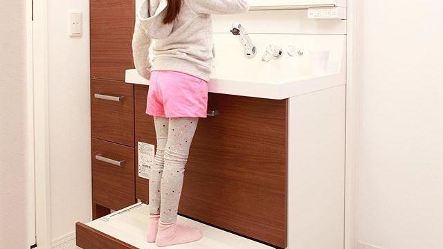 若家有孩子，卫生间记得添置这5种“小用品”，不贵但很人性化