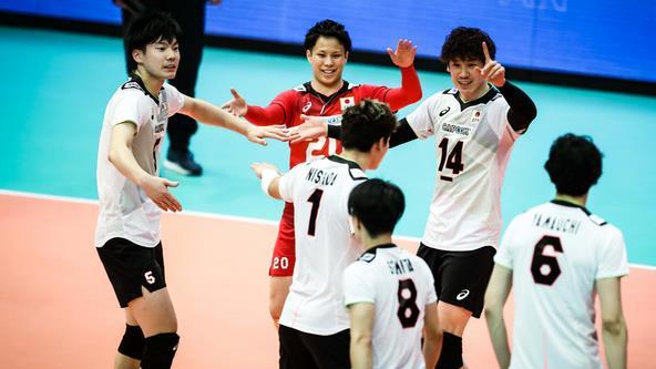日本队|日本队太牛了，3-1又赢了，球员激动乱舞，教练淡定，观众太嗨了