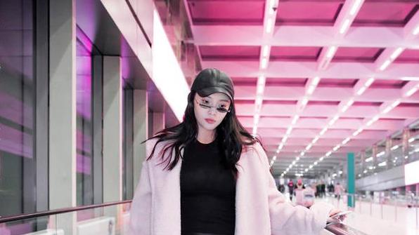 徐东东|黑色紧身衣搭配粉色睡衣，徐冬冬大走保守路线，网友：真开放！