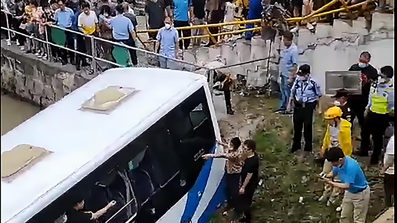 伤亡未明！上海一公交车“发生事故后”坠河：追车男子身份成谜！