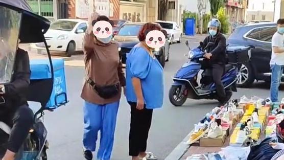 女子在街边摆摊卖袜子被大妈撵：我店就在旁边，影响我生意