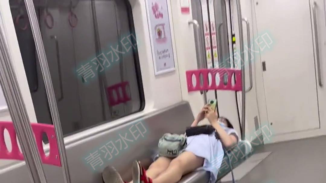 重庆一女子坐地铁，躺在座位上玩手机，网友：这是买了个卧铺吗？