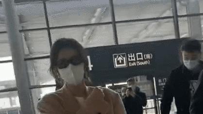 娱乐圈|娱乐圈里的9位“半身美人”，镜头里如花似玉，一走路就让人破防