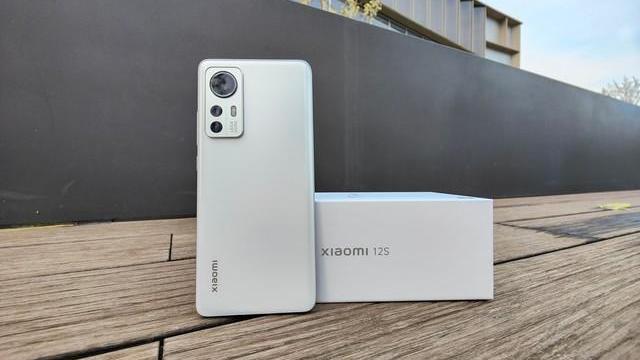 小屏|小屏旗舰不再吃香？微曲面屏+徕卡三摄+无线充电，还有骁龙8+芯片