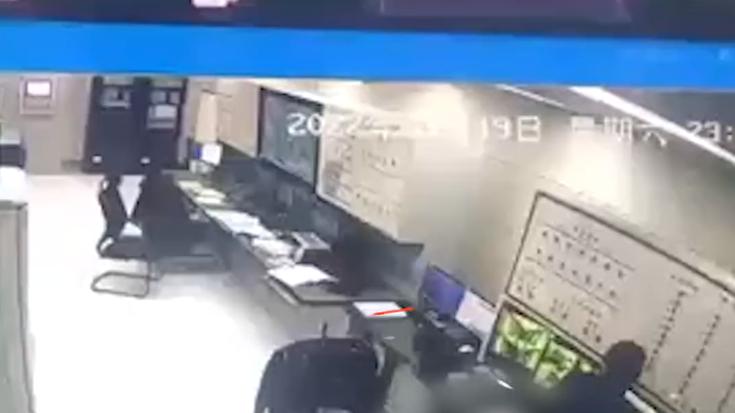 网曝哈尔滨地铁员工办公室内摸女同事臀部，地铁：男子已调离岗位