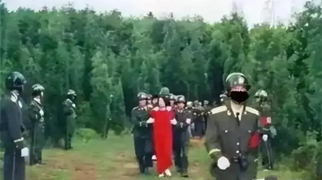 1999年，女死刑犯尹艳萍被执行枪决，临刑前：我要穿着婚纱离开