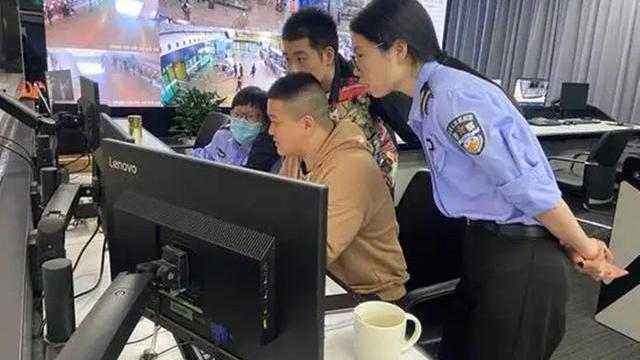 女学生酒醉躺尸路边，惨遭三个男人捡尸，一个动作引发血案