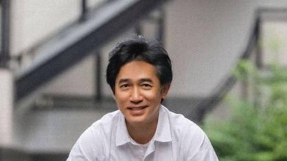 梁朝伟|60岁梁朝伟近照显年轻，皮光肉滑意气风发仿佛回到30年前