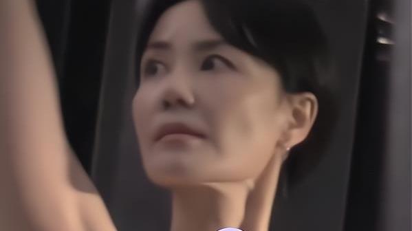 眼霜 王菲续约护肤品牌，无滤镜无美颜下生图遭网友质疑：反向带货？