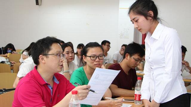 校园招聘|“不当我儿媳妇就把你辞退”，毕业生崩溃，网友：还有这好事？