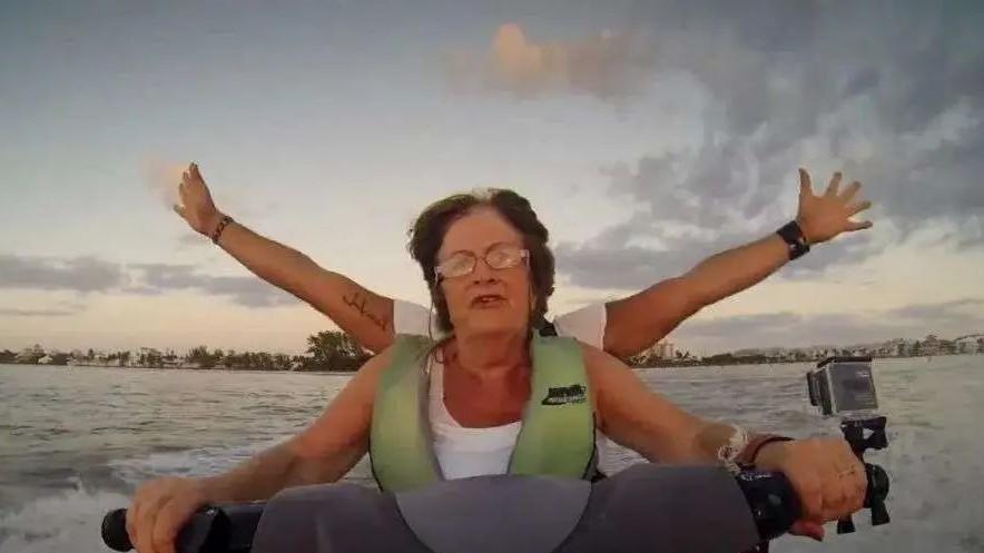 爱尔兰男子带70岁老妈开直升机、摸鳄鱼！惊呆网友：比我强多了…