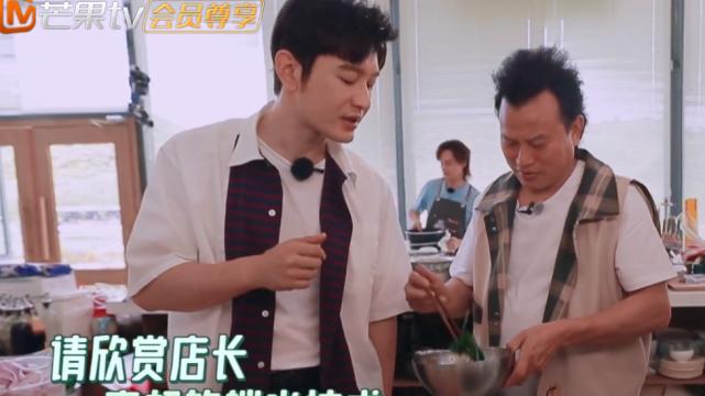 黄晓明|黄晓明5岁儿子正脸公开，镜头下害羞，尹正：小海绵长得有点好看