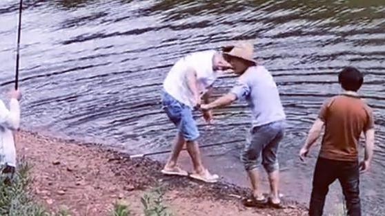 |钓鱼新手野钓中大鱼，“草帽哥”被气得血压飙升，到底怎么回事？