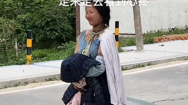 广东女子衣着凌乱来回走在路上，皮肤被晒得黝黑，“受到打击了”