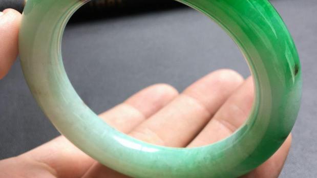 翡翠|翡翠会出现变种的现象，因此一定要特别注意，仔细观察种