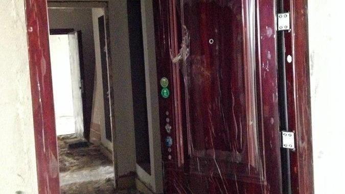 只是砸墙把入户门扩大10公分，邻居投诉，物业催着罚款，至于吗？