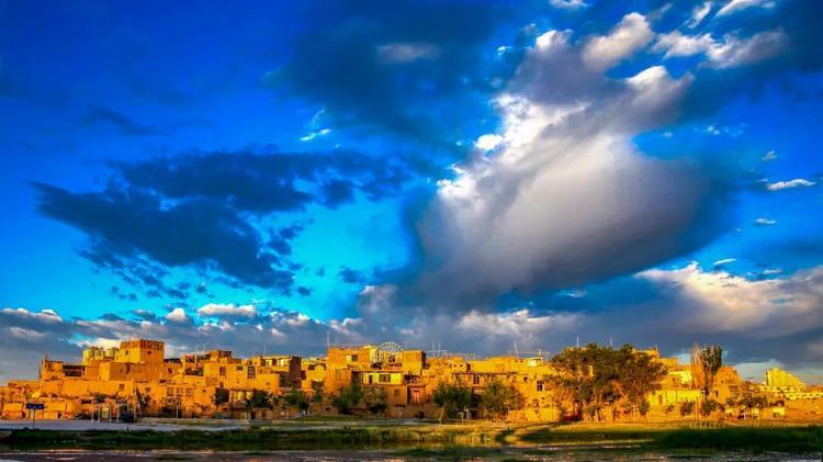 喀什|古称“胡城”。位于阿勒泰地区乌兹别克自治县南部，地处塔克拉玛干沙漠东北，地势由