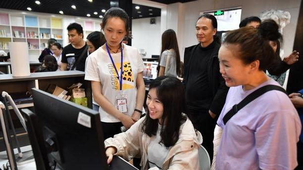 |公司降薪之后，年轻人一副“摆烂”的工作态度，让领导左右为难！