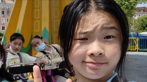 管晨辰|18岁管晨辰近照！素颜逛游乐园，搞怪挤眉自拍，身材长胖脸变圆