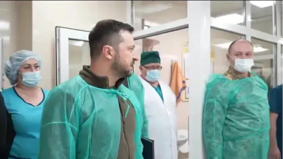 |泽连斯基穿帮了，把道具穿反了！只要自己不尴尬，尴尬的就是别人！