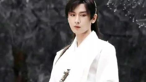 成毅|成毅古装表现更上一层楼，扮女装可以娇羞妩媚，骑白马能英俊潇洒