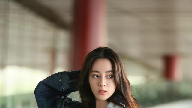 迪丽热巴|被迪丽热巴惊艳到了！拼接牛仔配小黑裤清纯甜美，五官过于精致