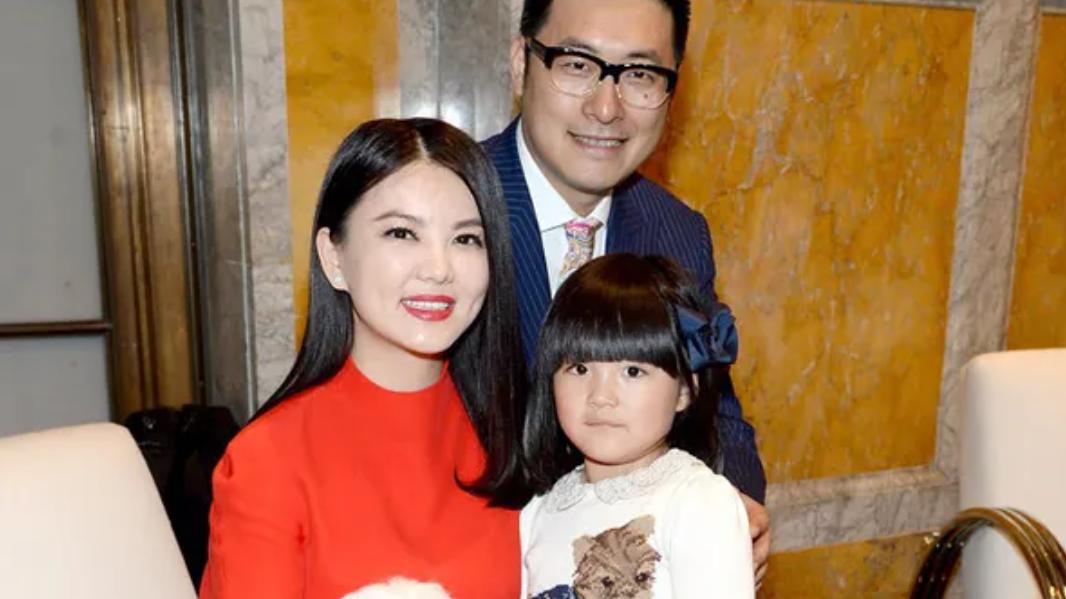 王诗龄 李湘带女儿看歌剧，12岁王诗龄瘦身后变苗条！一身穿搭近5万元
