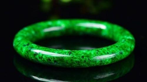 翡翠|嘉德春拍上的花青翡翠扳指，拍得28w高价，不是说花青不值钱吗？