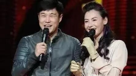 张柏芝|节目演出当中，小沈阳从背后一把搂住了张柏芝的腰，张柏芝脸色都变了