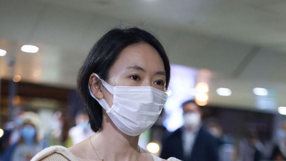 短发 童瑶现身机场，条纹针织衫搭配牛仔裤，剪短发后更有气质了！
