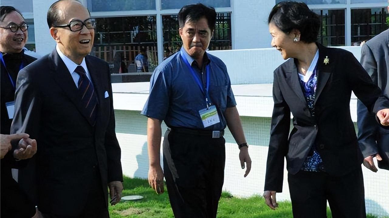 公摊|李嘉诚气死原配庄月明？夫妻当年合照曝光，两人开心大笑十分恩爱